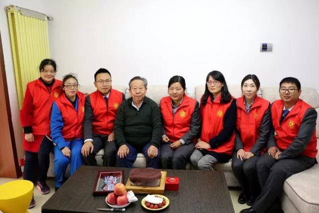 贯彻十九大|鑫苑物业党支部走访慰问老党员 贯彻十九大|鑫苑物业党支部走访慰问老党员